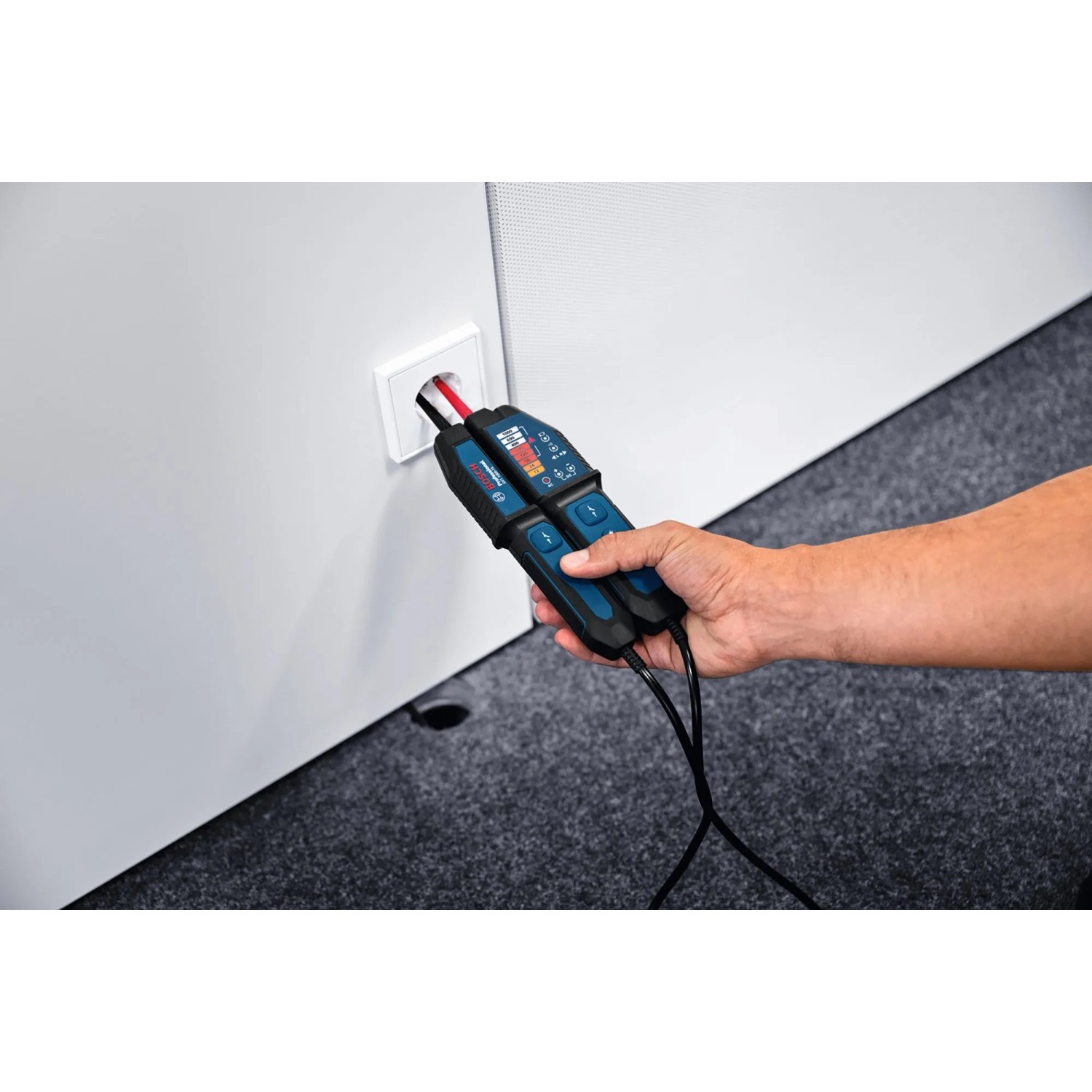 Bosch Professional GVT 1000-15 Spannungsprüfer in Nutzung an Steckdose.