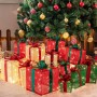 Große, beleuchtete LED-Geschenkboxen in Rot, Grün, Gold unter einem Weihnachtsbaum. Festliche Weihnachtsdekoration.