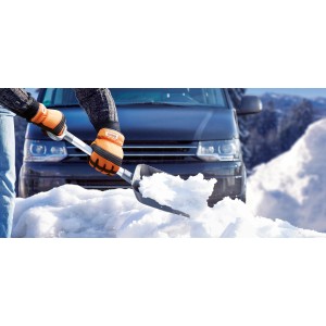 Hände mit OBI Winter Arbeitshandschuhen Gr. 10 beim Schneeschippen vor Auto.
