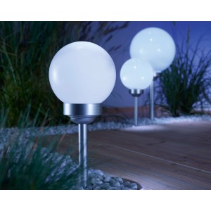 Weiße Solarleuchte Bojano mit Erdspieß, Ø 15cm, im Garten.