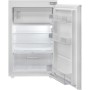 Innenansicht: Weißer Einbau-Kühlschrank mit Glasböden und offener Tür. Teil der Flex-Well Exclusiv Küchenzeile.