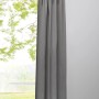 Sandfarbener Verdunklungs-Schlaufenschal von mydeco, 300x135 cm, vor Fenster.