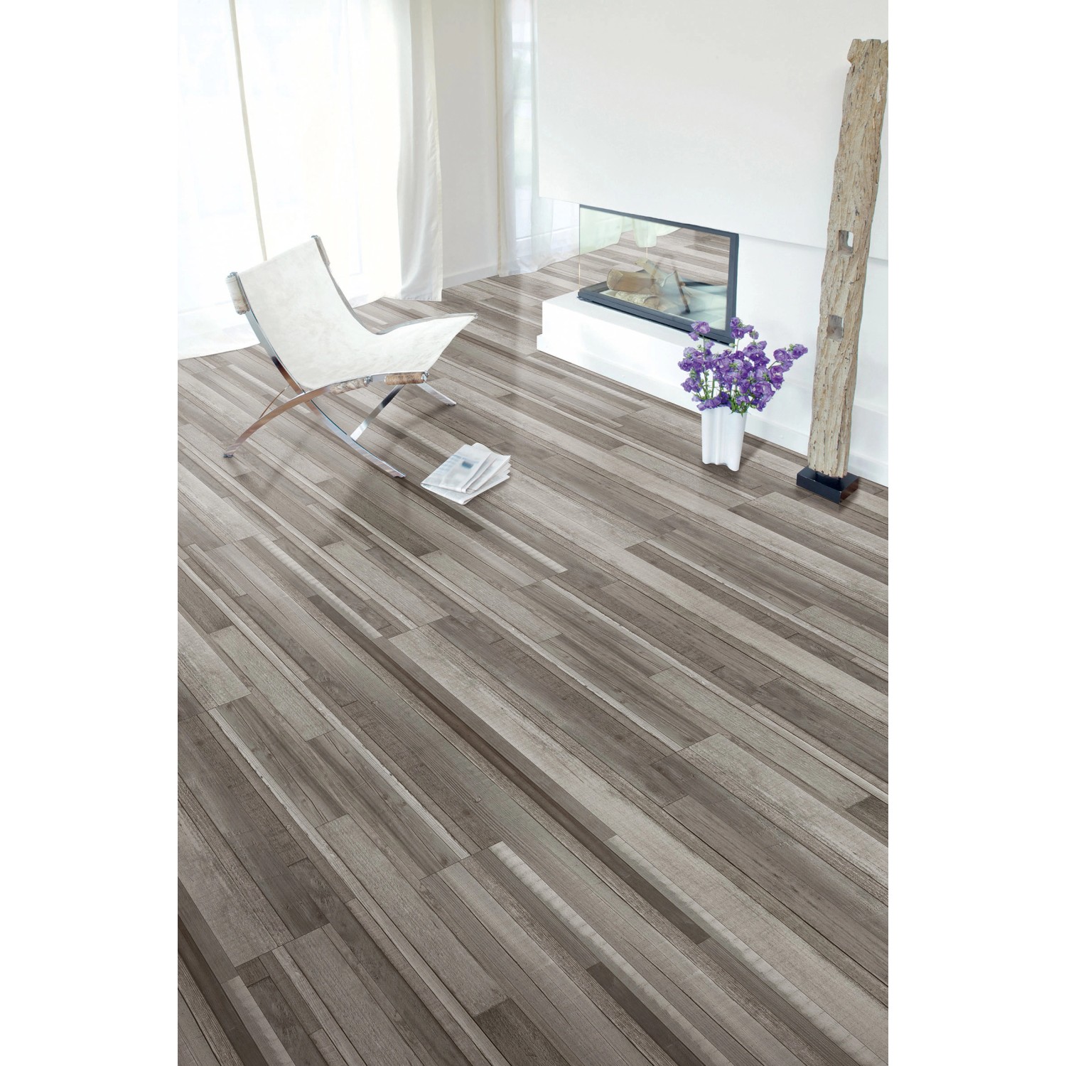 Verlegtes Kaindl Comfort Laminat 7mm Driftwood Oak Grau im Raum mit Stuhl und Deko.