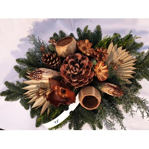 Grabgesteck Bouquet Nobilis, 60 cm, orange, mit Zapfen, Rosetten und Trockenpflanzen.
