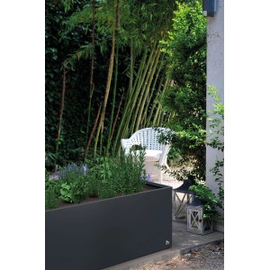 Herstera Garden Pflanzkasten, anthrazit, 100x150x50 cm, mit Bepflanzung im Garten.