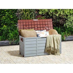 Geöffnete Beliani Truhe LOCARNO in Grau-Braun mit Kissen und Decke im Garten.