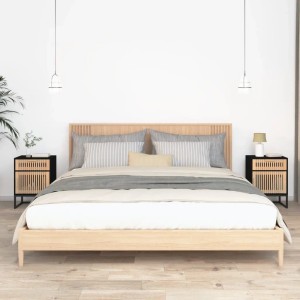 Zwei schwarze Nachttische aus Holzwerkstoff und Eisen, 40x30x55,5 cm, neben einem Bett.