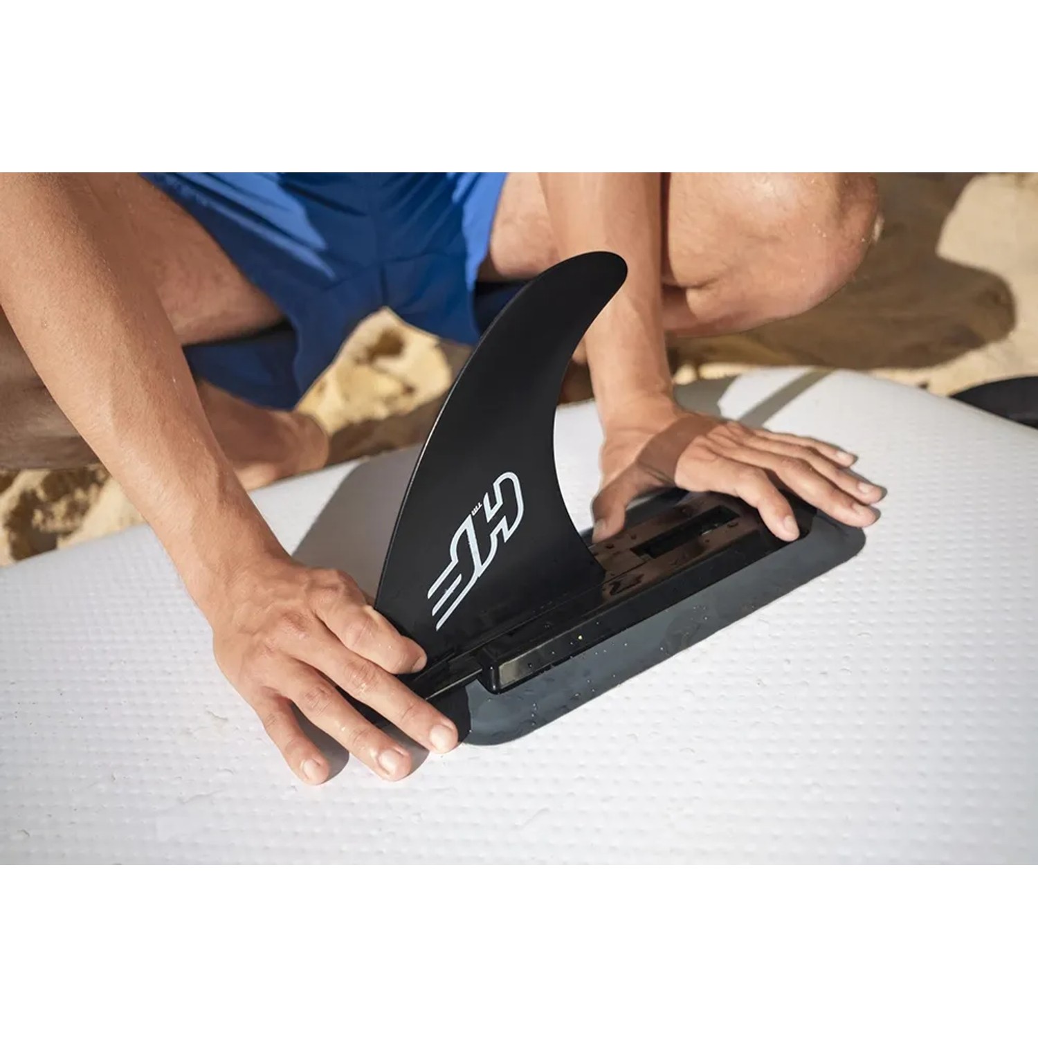 Detailaufnahme: Schwarze Finne wird an einem Hydro-Force SUP Board befestigt.