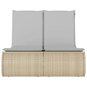 Beige Doppel-Sonnenliege aus Poly Rattan mit hellgrauen Auflagen für den Garten.