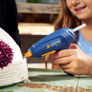 Steinel GlueMatic 1007-LT Heißklebepistole in Benutzung, ideal für Bastelarbeiten mit temperatursensiblen Materialien.