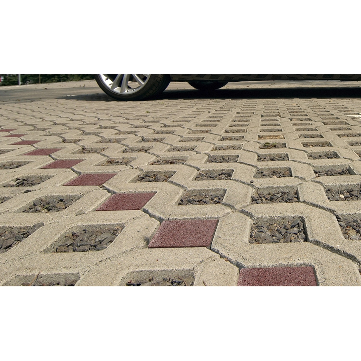 Verlegte Kann Rasengittersteine mit roten Füllsteinen und Kies, befahrbar.