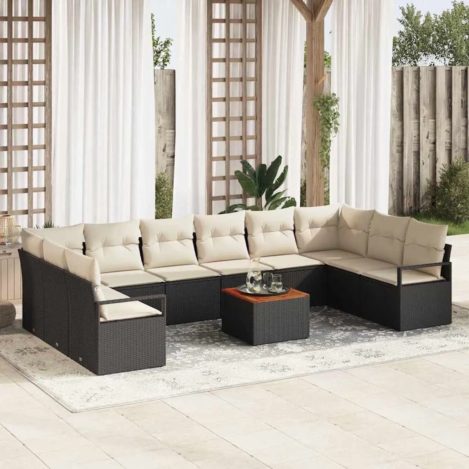 Schwarzes 11-teiliges vidaXL Garten-Sofa-Set aus Poly Rattan mit beigen Kissen und Tisch.