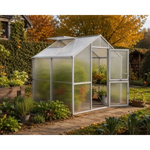 KGT Gewächshaus Alu blank im Garten mit geöffnetem Dachfenster und Tür, Pflanzen innen. Ideal für Kräuter & Gemüse.