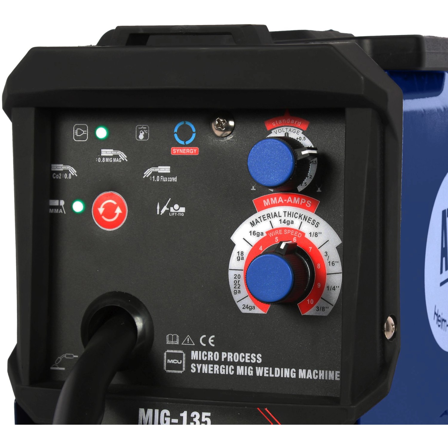 Detailaufnahme: Atrox Mini-MIG 140 Schweißgerät, Bedienelemente und Einstellungen im Fokus.