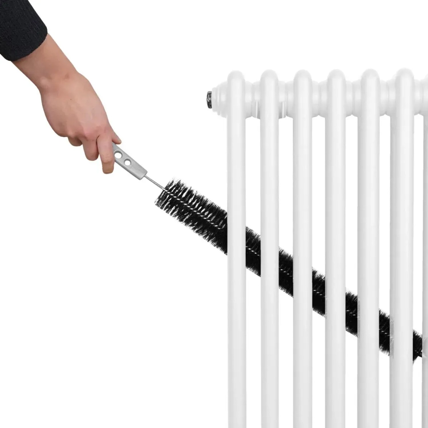 Reinigung eines weißen 2-Säulen Heizkörpers mit einer flexiblen Bürste.