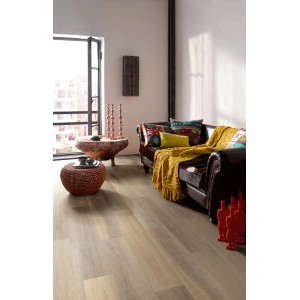 Wohnraum mit Vinylboden Eiche Naturgrau. Designboden in Holzoptik.