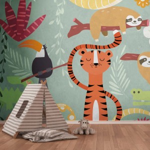 Fototapete mit Dschungelmotiven: Faultiere, Tiger, Tukan und Pflanzen in Orange, Grün, Gelb und Rot.