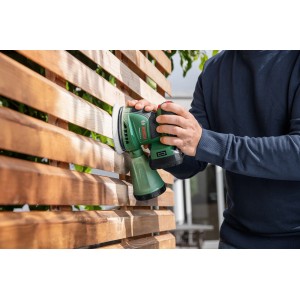 Bosch Akku-Exzenterschleifer UniversalOrbit 18V-20 im Einsatz beim Schleifen von Holz.