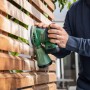 Bosch Akku-Exzenterschleifer UniversalOrbit 18V-20 im Einsatz beim Schleifen von Holz.