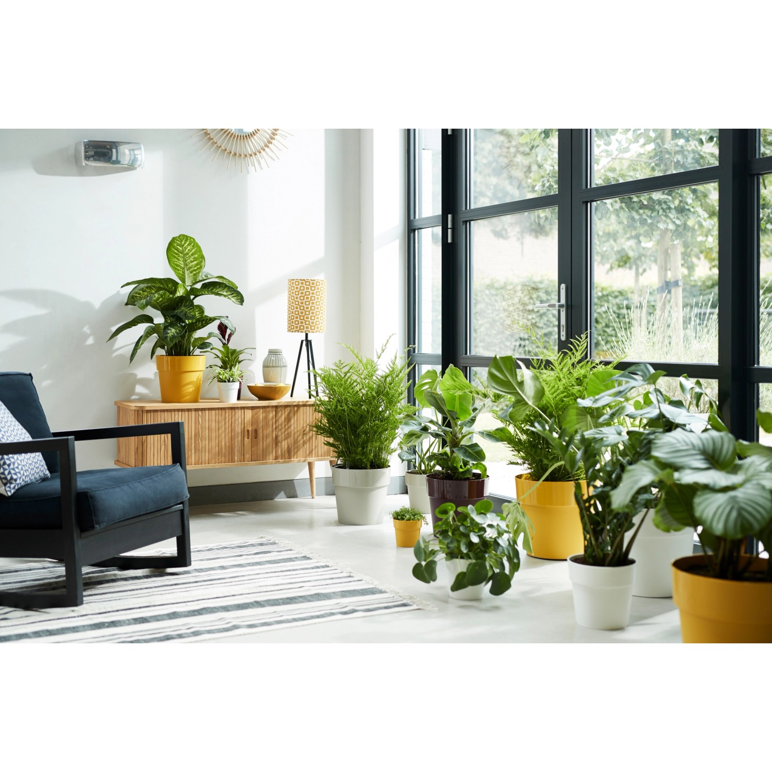 Elho Blumentopf B.for Original Mini, Ø 11 cm, warmes Grau, in Wohnraum-Szene mit Pflanzen.