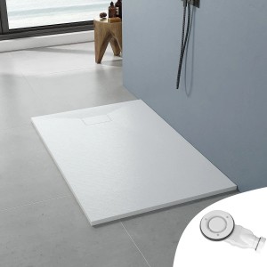Rechteckige, weiße Duschwanne 140x90 cm in Steinoptik mit Ablaufgarnitur im modernen Bad.