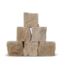 Sandfarbene Galamio Sandsteinpflastersteine (9/11) gestapelt.