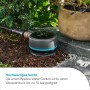 Gardena Smart Pipeline Water Control Bewässerungscomputer im Garten mit Schlauchanschluss.