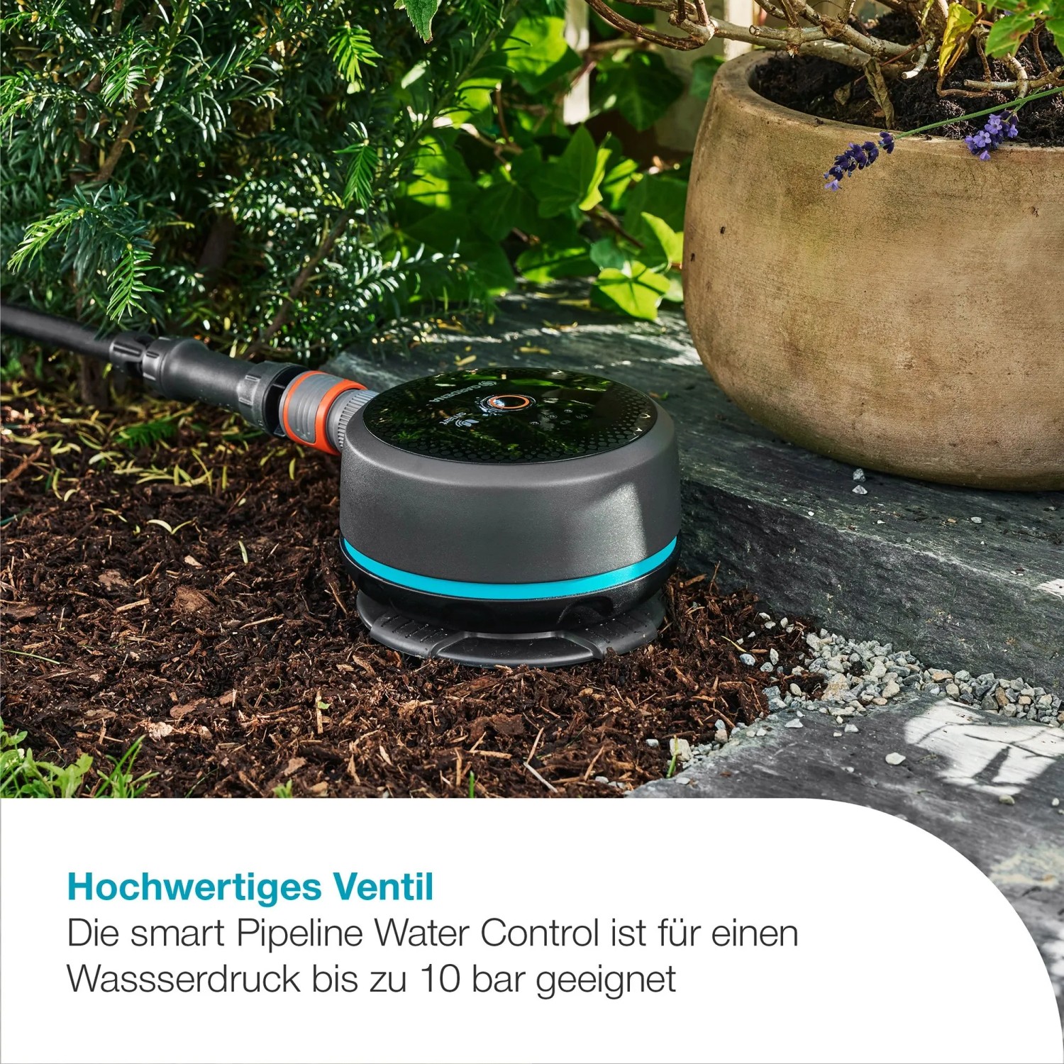 Gardena Smart Pipeline Water Control Bewässerungscomputer im Garten mit Schlauchanschluss.