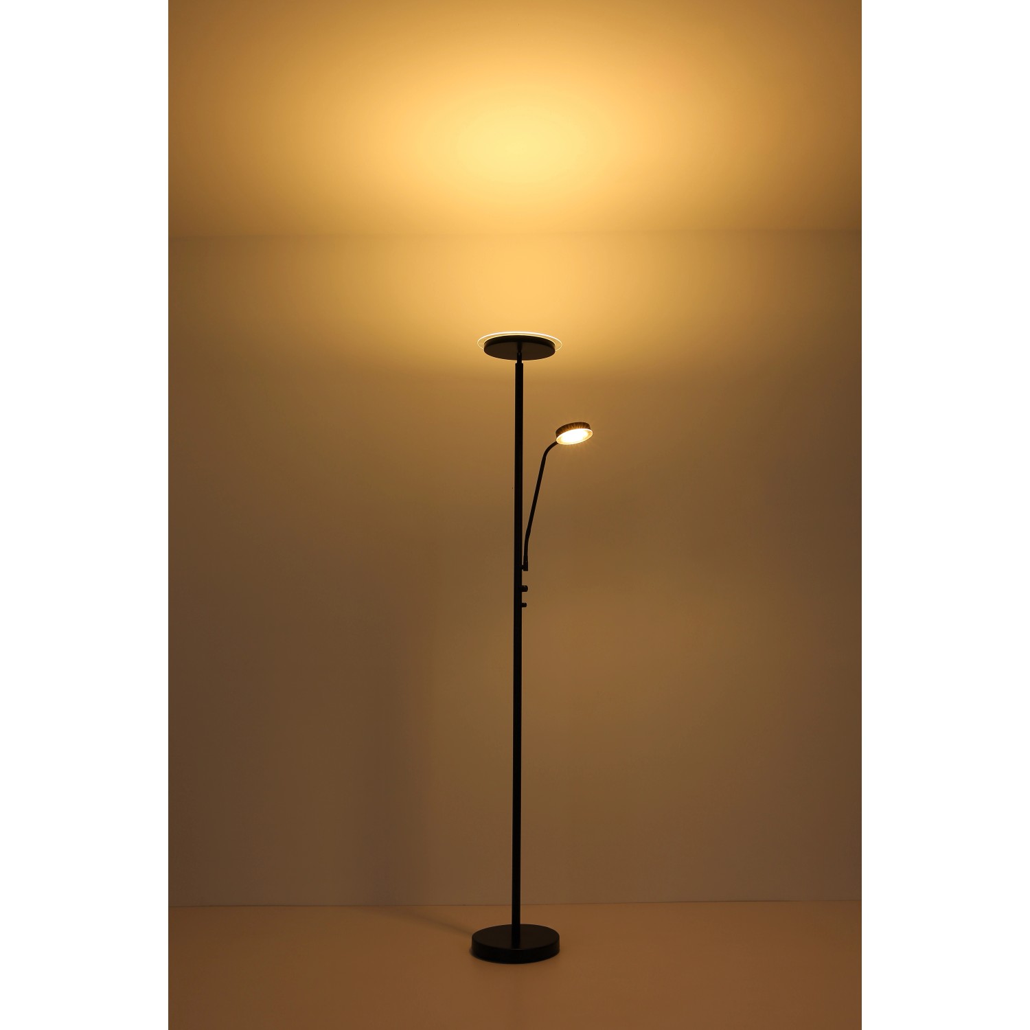 Schwarze, matte LED-Stehlampe Ernst mit zwei Leuchten. Design-Stehleuchte für Wohnräume.