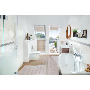 Helles Badezimmer mit Velux Dachbalkon-Unterteil, weiß lackiert, für mehr Tageslicht und Zugang zum Dach.
