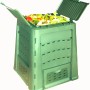 Grüner Remaplan Komposter Thermoquick Express 330 l mit geöffnetem Deckel und Gartenabfällen.