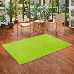 Grasgrüner Snapstyle Trend Velours Teppich Joy, 160x200 cm, im Wohnraum auf Holzboden.