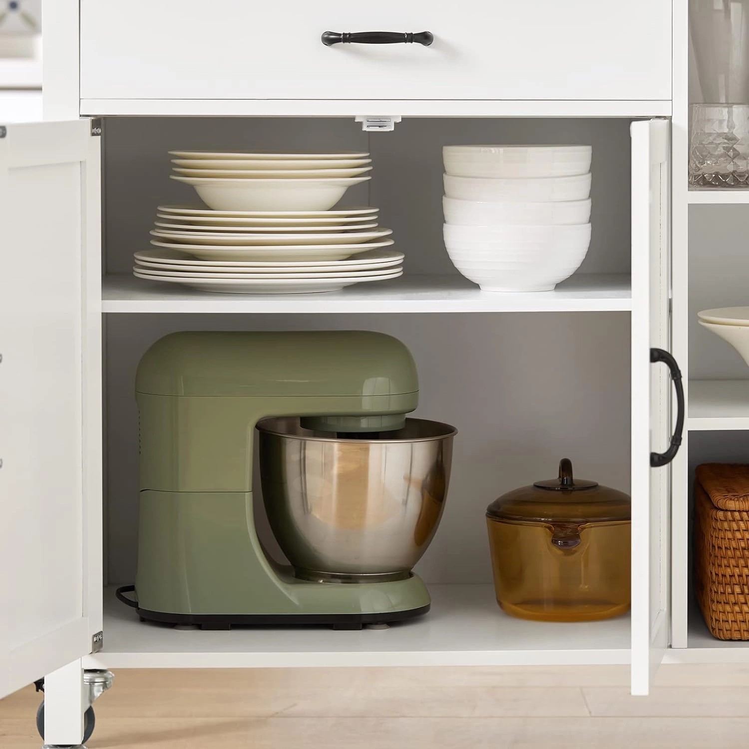 SoBuy Küchenwagen FKW103-WN mit Geschirr und Küchenmaschine im Schrank.