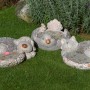 Drei graue Deko-Vögel, Hund und Katze mit Schale aus Polyresin als Gartendeko.