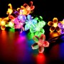 Bunte Salcar Solar-Lichterkette mit 20 LED Kirschblüten, leuchtend auf dunklem Grund. Für Garten & Weihnachtsbeleuchtung.