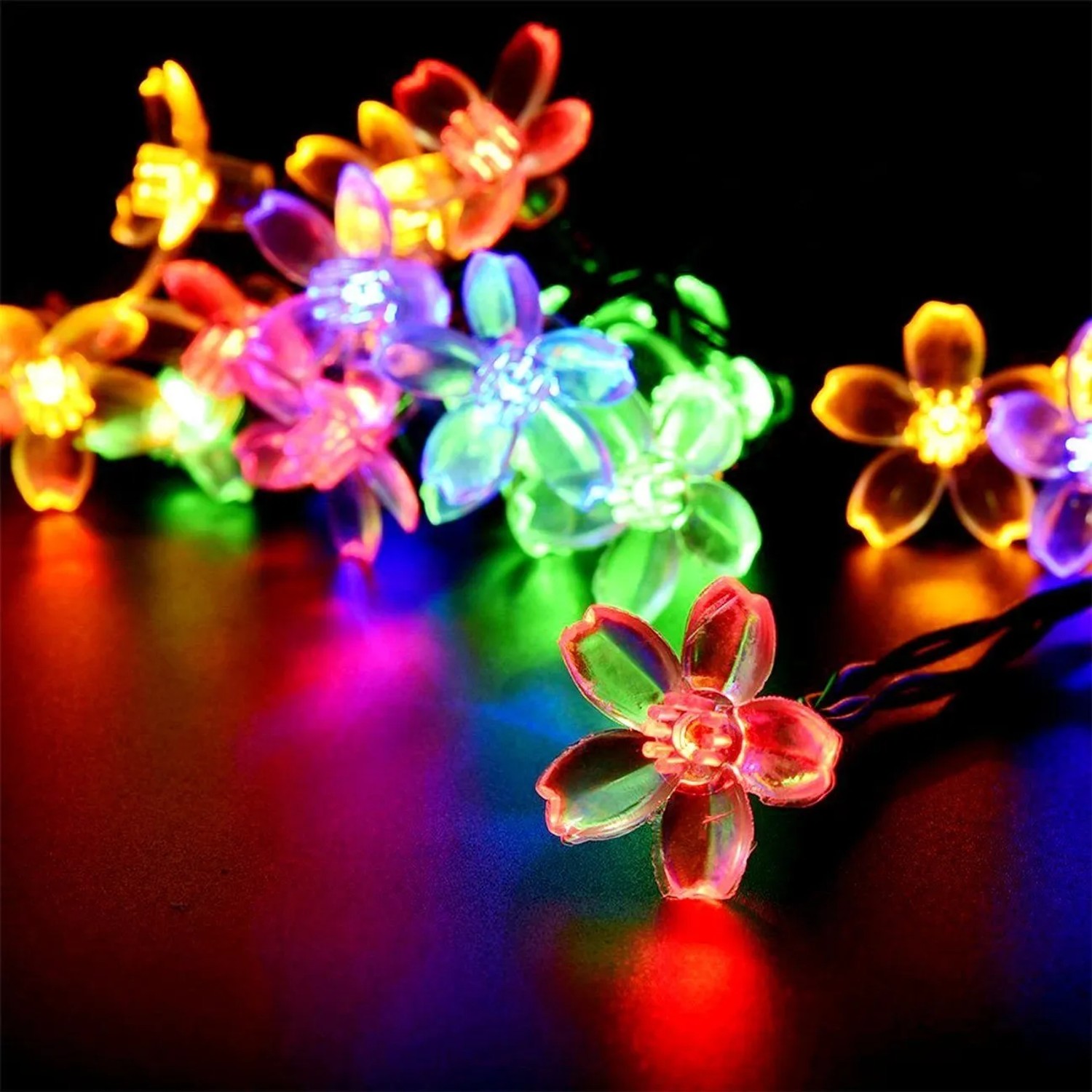 Bunte Salcar Solar-Lichterkette mit 20 LED Kirschblüten, leuchtend auf dunklem Grund. Für Garten & Weihnachtsbeleuchtung.