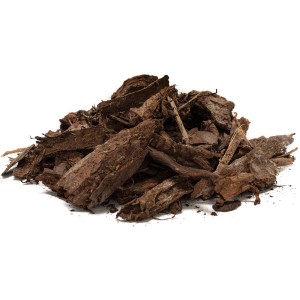 Nahaufnahme von Floragard Universal Kiefernmulch, Rindenmulch für den Garten.