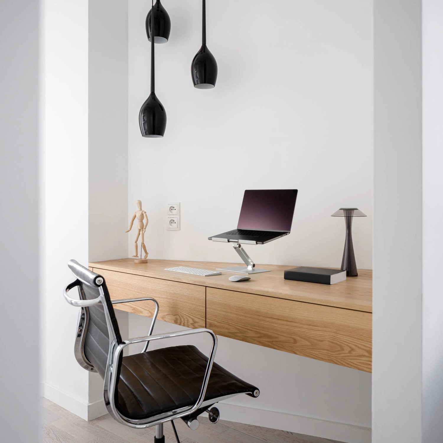 Silberner, höhenverstellbarer Laptop-Tischständer von Durable auf einem Schreibtisch.