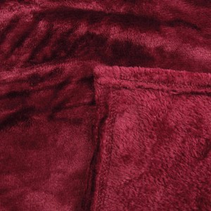 Kuscheldecke Celina in Aubergine, 80x120 cm. Weiche Wohndecke für Sofa und Bett.