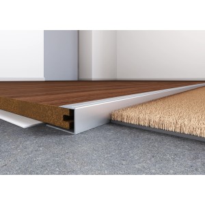 Silbernes Einfassprofil (12x9mm, 2700mm) zwischen Laminat und Teppich für saubere Übergänge.