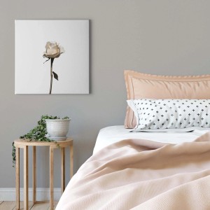 Quadratisches Leinwandbild mit einer weißen Rose als Wanddeko für Schlafzimmer und Flur.