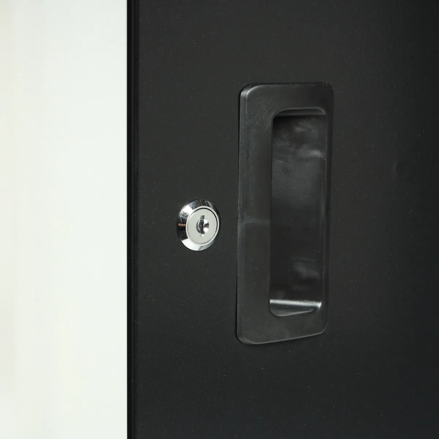 Detailaufnahme: Abschließbare Tür mit Griff am Mephisto Werkzeugwagen.