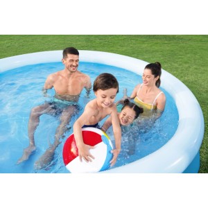 Familie mit Kindern spielt fröhlich im blauen Bestway Aufstellpool im Garten. Badespaß im aufblasbaren Pool.