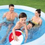 Familie mit Kindern spielt fröhlich im blauen Bestway Aufstellpool im Garten. Badespaß im aufblasbaren Pool.
