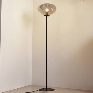 Moderne Lindby Stehlampe Lelia aus Alu und Glas, 1-flammig, für Wohnzimmer.