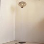 Moderne Lindby Stehlampe Lelia aus Alu und Glas, 1-flammig, für Wohnzimmer.