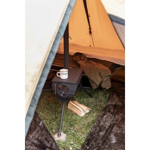 Petromax Loki2 Zeltofen und Campingkocher im Zelt mit Tasse und Holz.
