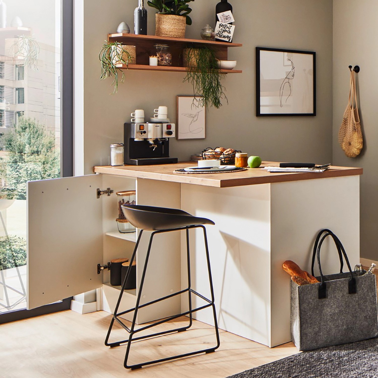 Respekta Küchenzeile Gabriel 290 cm mit Insel, weiße Fronten, helle Arbeitsplatte und Barhocker.