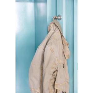 Fix-o-moll Magnethaken (40mm) in Silber mit Jacke an blauer Wand.