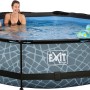 Grauer EXIT Stone Pool ø 300 cm mit Filterpumpe, Sonnensegel und Familie im Wasser.